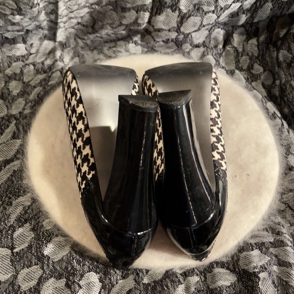 TAHARI | Avenue style Houndstooth Pattern Stunning Heels - Picture 11 of 15